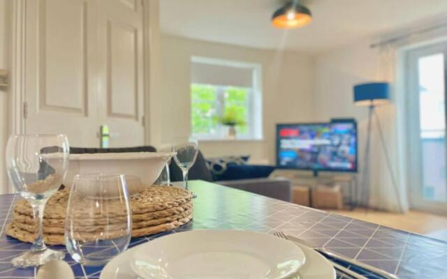 Lovely 2-Bedroom Bristol Apartment. FREE PARKING.