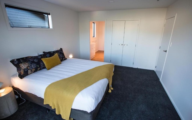 4 - Charming Space, Just a Stone Throw from Central Wanaka – Guest Rooms – Wanaka