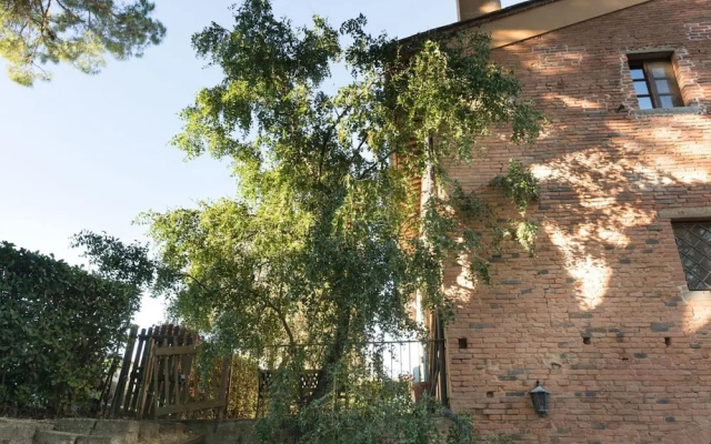 Farmhouse in Tuscany With Pool & Near Montecastello
