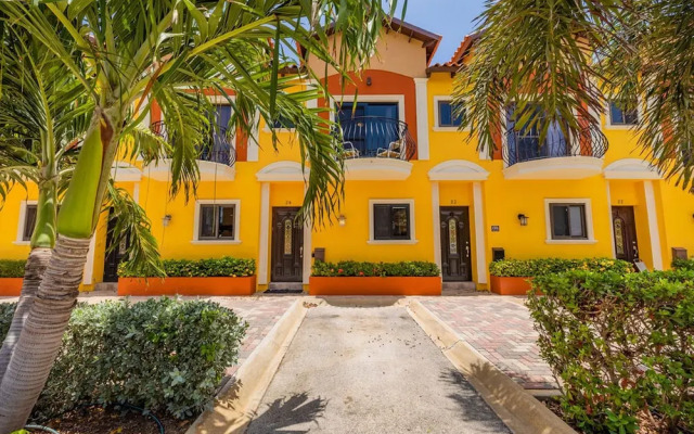 Upscale Gated Community Oasis Close to the Beach