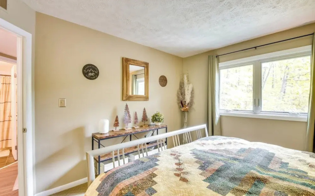 Second-floor Condo w/ Community Pool Access!
