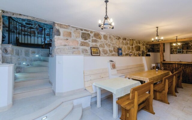 Stunning Home in Lovorno With Wifi and 5 Bedrooms