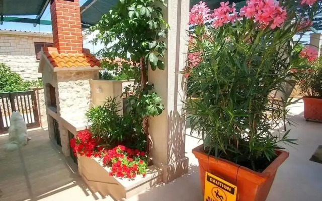 Ennio - 100m From the Beach - A2 Zeleni