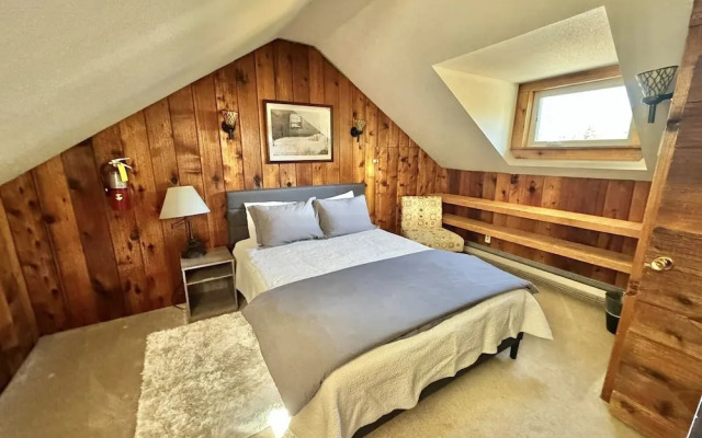 Rockwell Retreat 4 Bedroom Home by NW Comfy Cabins by RedAwning