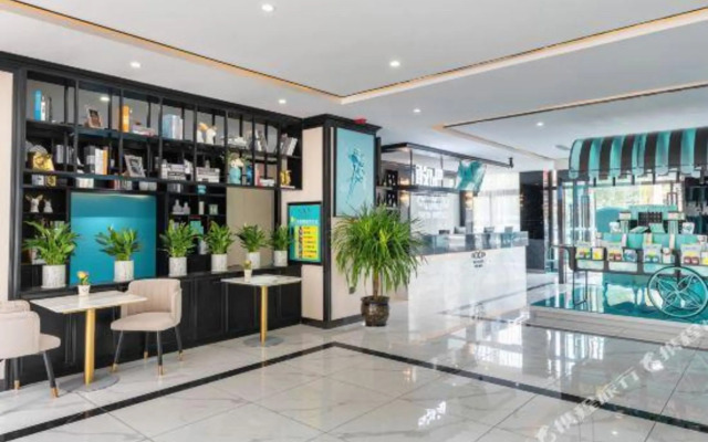 Xana Hotelle (Jokhang Temple at Potala Palace in Lhasa)