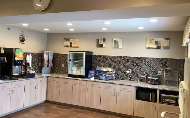 Super 8 by Wyndham Lincoln West