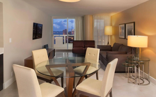 DoubleTree by Hilton Grand  Biscayne Bay