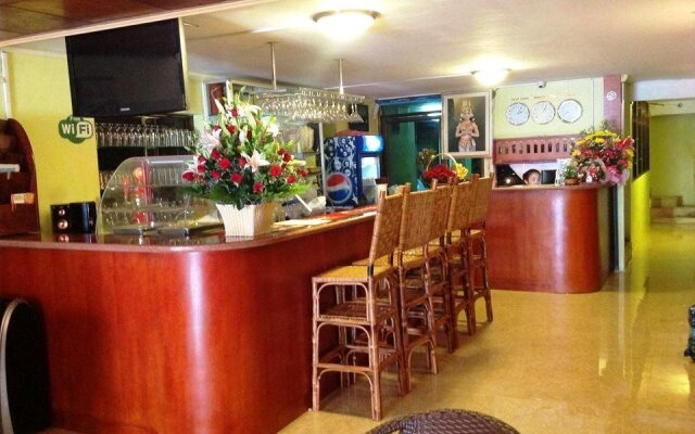 Pra-Tna Guest House And Coffee