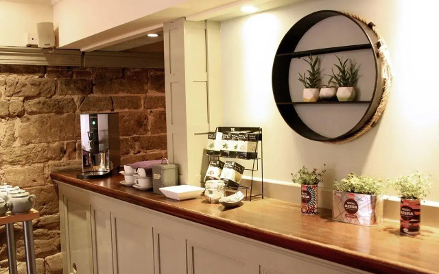 The Warwick Arms Hotel