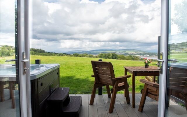 Super King Lodge-sleeps 2-hottub-sea View
