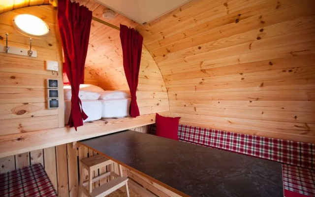 Harmony beim Holzschnitzer