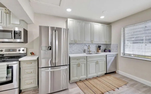 Pompano Beach Bungalow for 5!