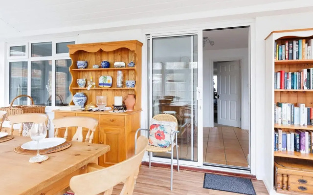 Spacious 4-bed Seaside Retreat in Selsey