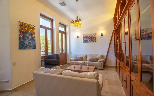 Art apartment in Mamila