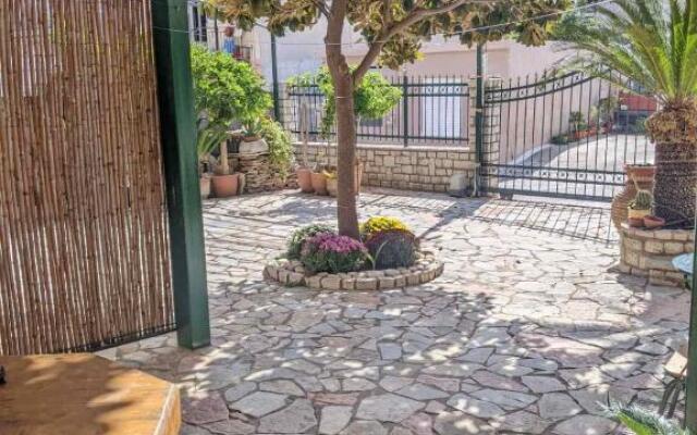 Γκαρσονιέρα 32τμ με αυλή και πάρκινγκ