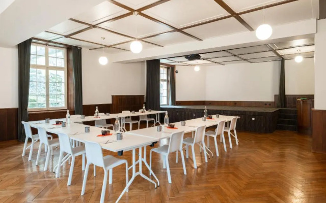 Peanut Medieval Lodge