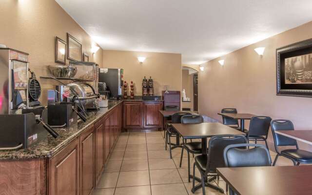 Super 8 by Wyndham Beaumont I-10 South/College St