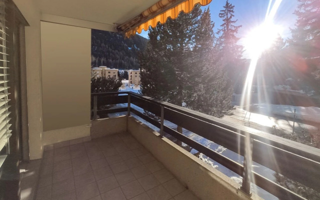 Perla Davos in Davos