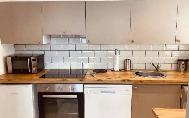 2 Bedroom Luxe Dockland Apartment with Parking