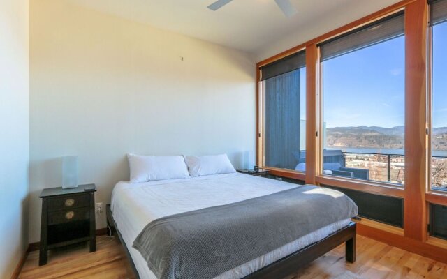 FOUR Condo with Columbia River Gorge View and Hot Tub by RedAwning