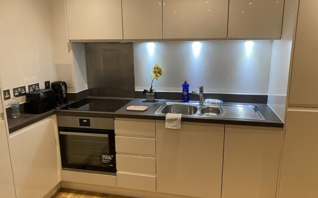 Cosy Stunning two Bed Apartment With Balcony