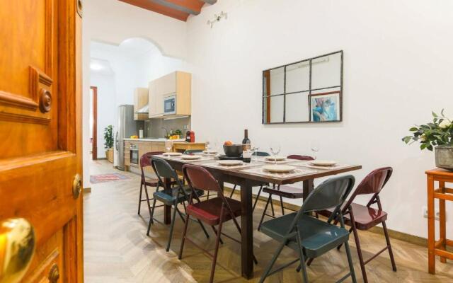 Great Spacious Apartment in the Gothic District City Center
