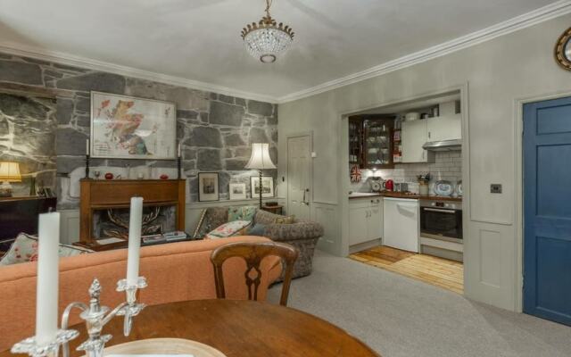 Heart Of Rose Street Quirky Antique Apartment