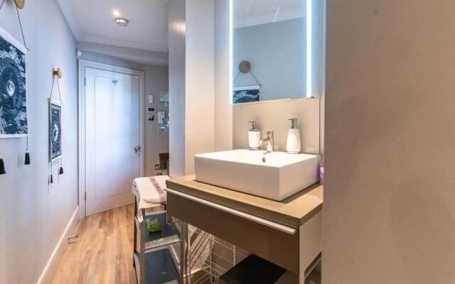 Modern Central 3-brs House With 3 Bths 2 Hottube