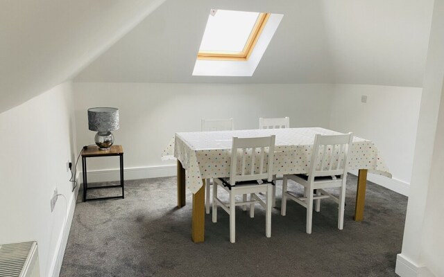 Church Road Apartment by Aldershot Short Stays