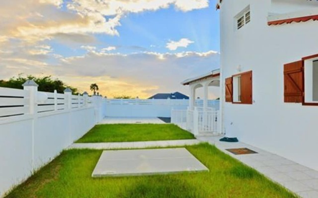 Villa Hibiscus cloturée-parking-plages