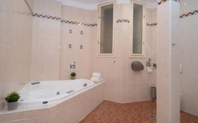 BEST located, 150 m2 5 bedrooms apt.,