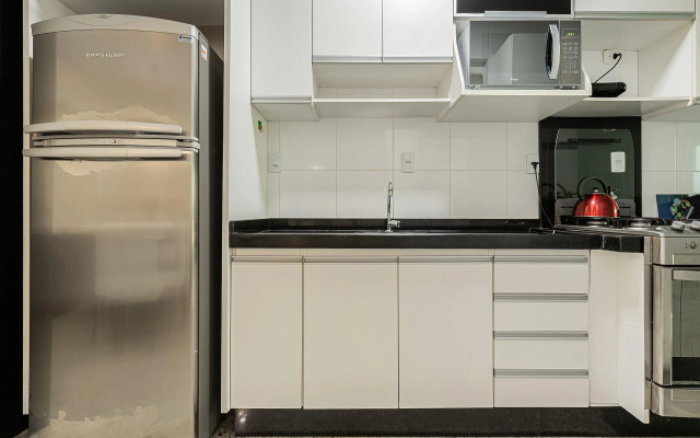 Apto c/ varanda a 160m da praia de Bombas COL102