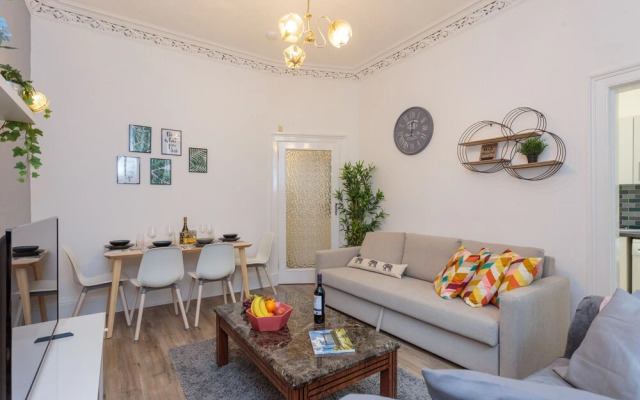 Stylish Apartment at the Edge of Meadows Park
