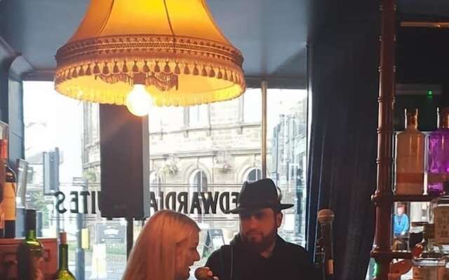 Gin Lounge Rooms