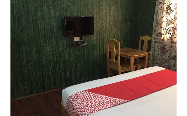 OYO 27855 Hotel Holiday Villa