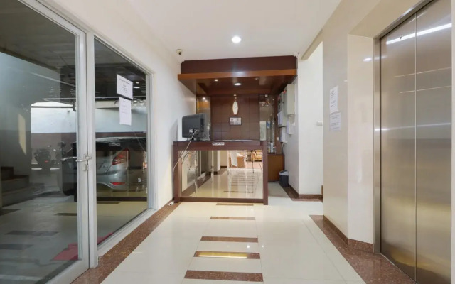 Clover Residence Near Mall Ambassador