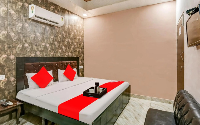 OYO Flagship 70340 Hotel Colour