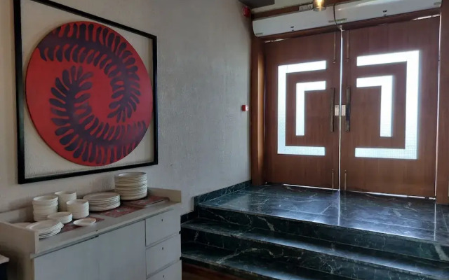 Hotel Luxe Opera NH8 - 7km from IGI Delhi Airport