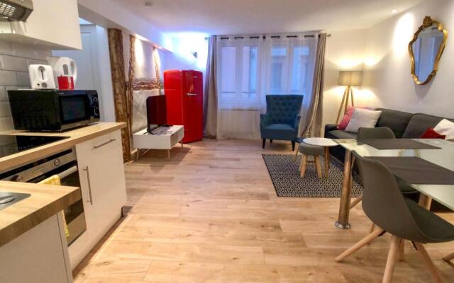 Beauty & The Beast Old Town Cosy Apartments