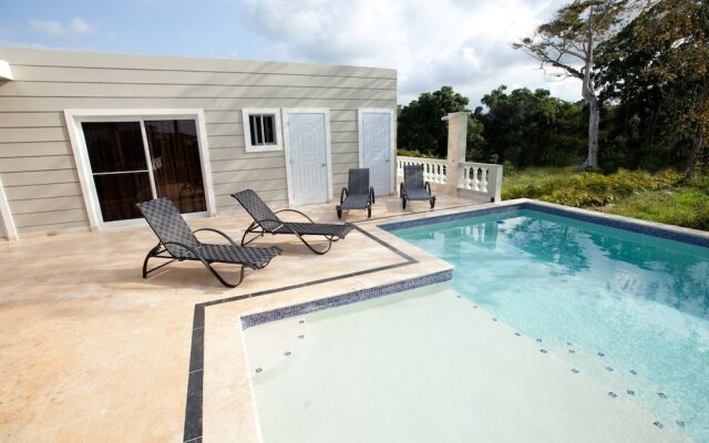 Stylish 3 Bedroom w/ Covered BBQ Area by the Pool