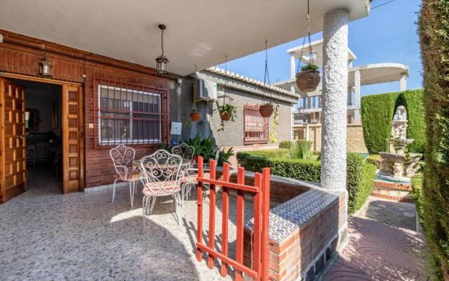 Chalet acogedor con piscina muy cerca de Granada