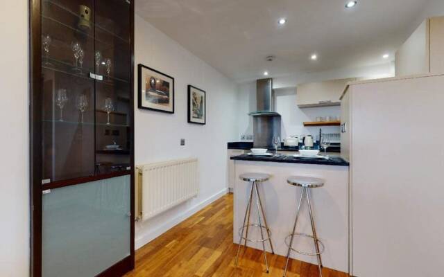 Short let - Penthouse Apartment With West-facing Terrace