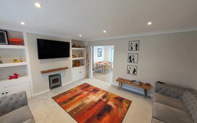 3 Bed-sleeps 5-garden-parking-pets