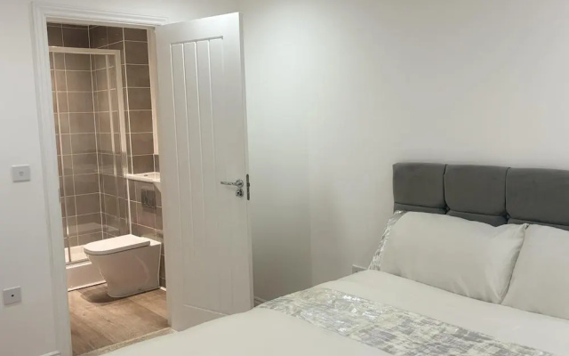 Immaculate 4-bed House in Horley