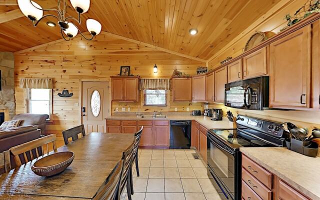 Gatlinburg Falls W/ Hot Tub & Big Views! 2 Bedroom Cabin