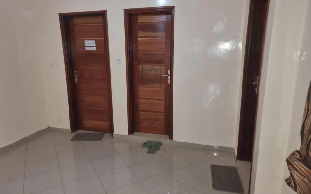 Chambres Privees Climatisees-Douches Personnelles-Neflix-Salon