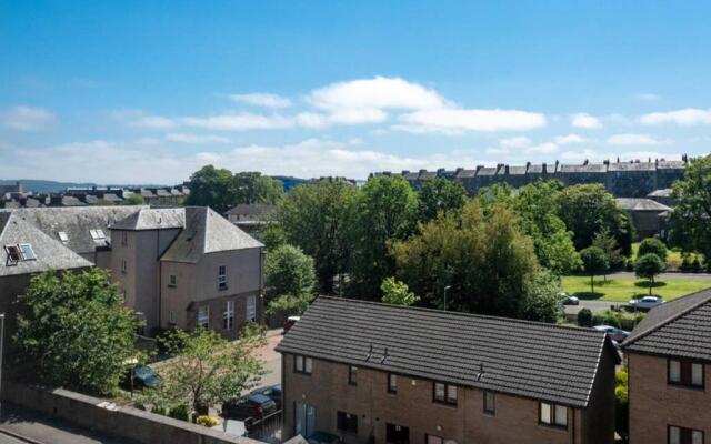 Bright, Spacious West-End Flat, Near University