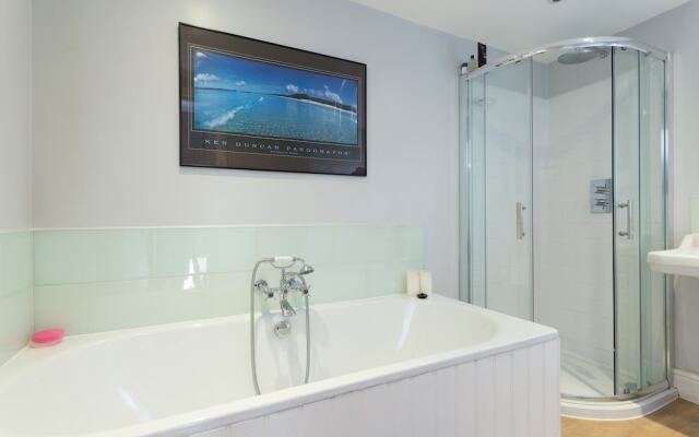 4 Bedroom Family House Near Shepherd's Bush