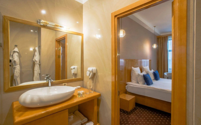 Ark Palace Hotel