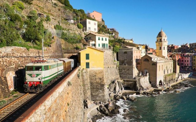 ALTIDO Charming House for 12, with Patio in Vernazza